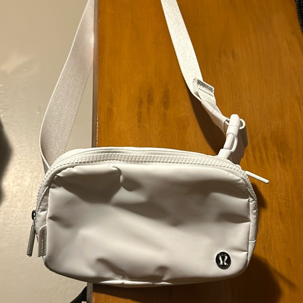 Hardly used LuLu belt bag!! 🤍